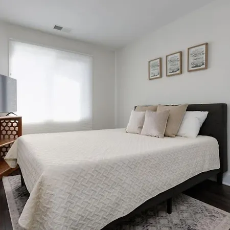 Modern Townhome, Large Game With Ping Pong, 10min To Downtown! Sleeps 10! Holiday home Nashville