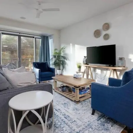 Holiday home Modern Townhome, Large Game Room, 10min To Downtown! Sleeps 10! *