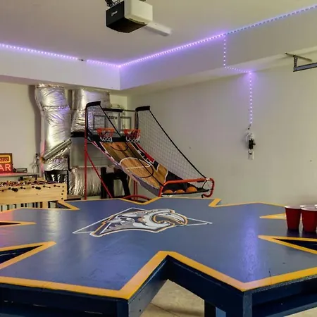 Holiday home Modern Townhome, Large Game With Ping Pong, 10min To Downtown! Sleeps 10!