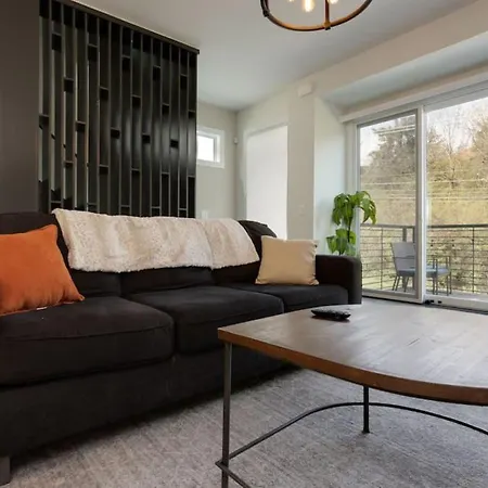 Modern Townhome, Large Game With Ping Pong, 10min To Downtown! Sleeps 10! Holiday home *
