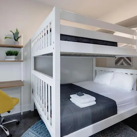 Holiday home Modern Townhome, Large Game Room, 10min To Downtown! Sleeps 10! *