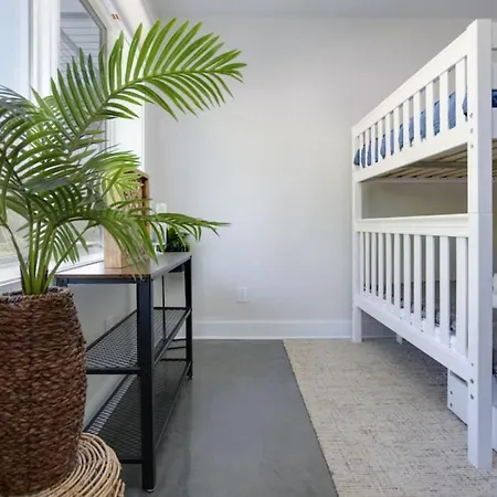 Modern Townhome, Large Game With Ping Pong, 10min To Downtown! Sleeps 10! *