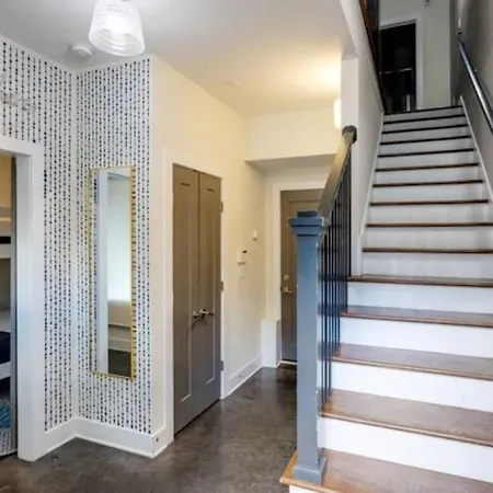 Holiday home Modern Townhome, Large Game Room, 10min To Downtown! Sleeps 10!