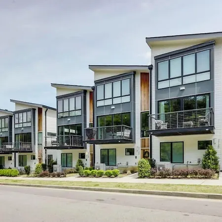 Modern Townhome, Large Game Room, 10min To Downtown! Sleeps 10! Nashville