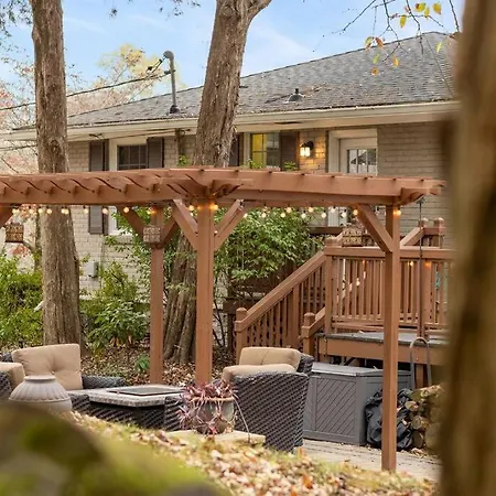 Holiday home Hillside Hot Tub Hideaway! King Bed / Fire Pit *