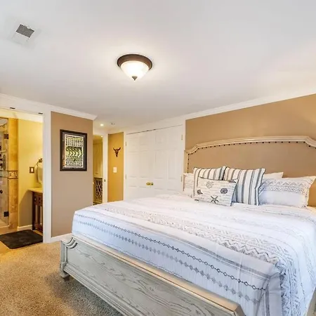Hillside Hot Tub Hideaway! King Bed / Fire Pit Holiday home