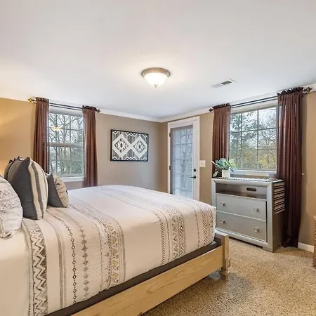 Hillside Hot Tub Hideaway! King Bed / Fire Pit Holiday home Nashville
