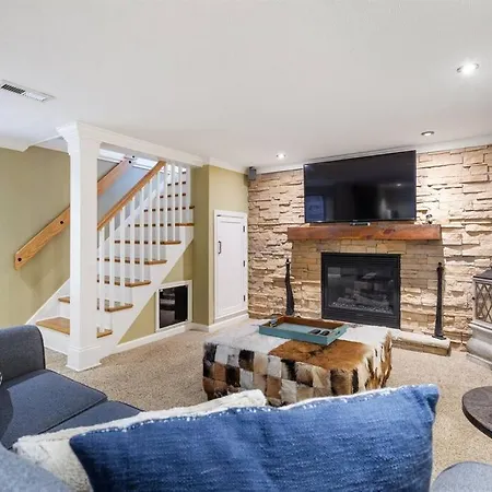 Holiday home Hillside Hot Tub Hideaway! King Bed / Fire Pit *