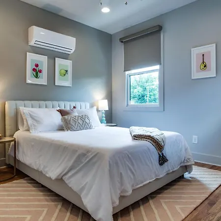 Modern East Gem, Walk To Local Favorites, Cozy Den, Workspace & Smart Tvs, Fully Equipped Kitchen, Garage & Fast Wifi, Near Mas Tacos, Rosepepper & Five Points, 10 Min To Broadway & Nissan Stadium, 24 Hr Hospitality Holiday home Nashville