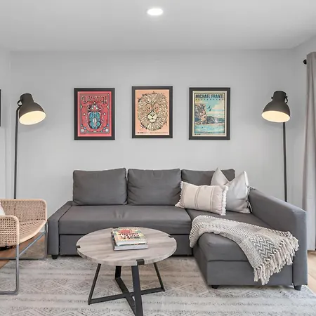 Oasis Walk To Broadway With Pool, Parking, Gym And Patio Apartment