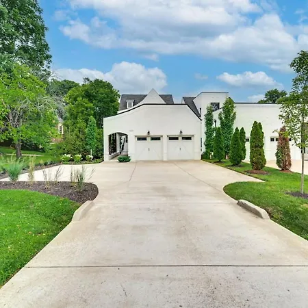 Elegant Spacious Furnished W Garage And Fenced Yard *