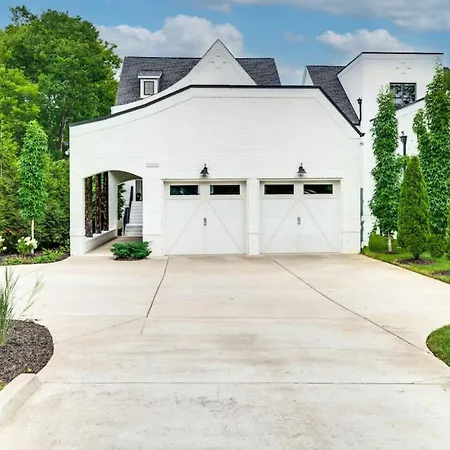 Elegant Spacious Furnished W Garage And Fenced Yard Holiday home *
