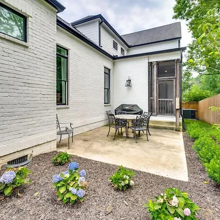 Holiday home Elegant Spacious Furnished W Garage And Fenced Yard