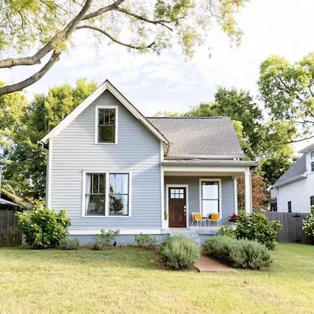 Holiday home Cheerful House Near Coffee Food & Fenced-in Yard