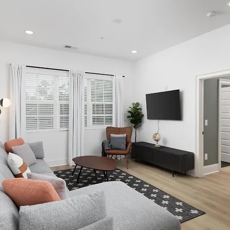 Chic And Cozy Designer 3 Miles To Downtown Apartment *