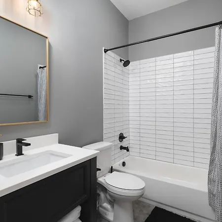 Chic East With Free Parking 3 Mi To Broadway Apartment *