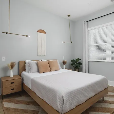 Luxury Design Condo, Close To Downtown Broadway & Coffee *