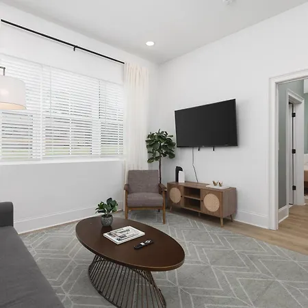 Luxury Design Condo, Close To Downtown Broadway & Coffee *