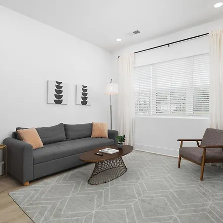 Luxury Design Condo, Close To Downtown Broadway & Coffee *