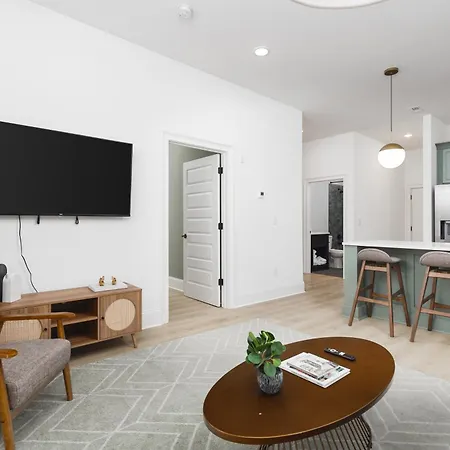 Luxury Design Condo, Close To Downtown Broadway & Coffee Apartment *