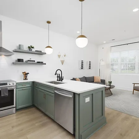 Luxury Design Condo, Close To Downtown Broadway & Coffee Apartment