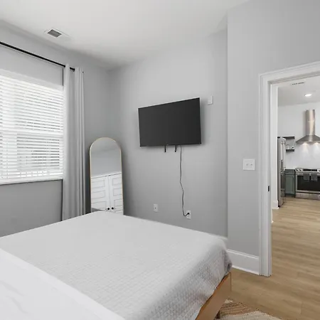 Luxury Design Condo, Close To Downtown Broadway & Coffee *