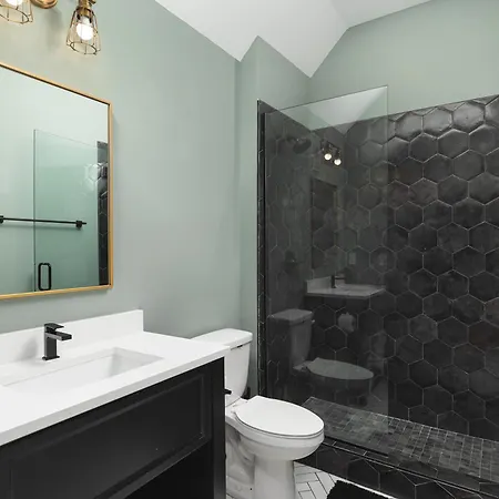 Luxury Design Condo, Close To Downtown Broadway & Coffee *