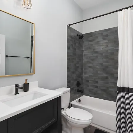 Luxury Design Condo, Close To Downtown Broadway & Coffee Apartment *