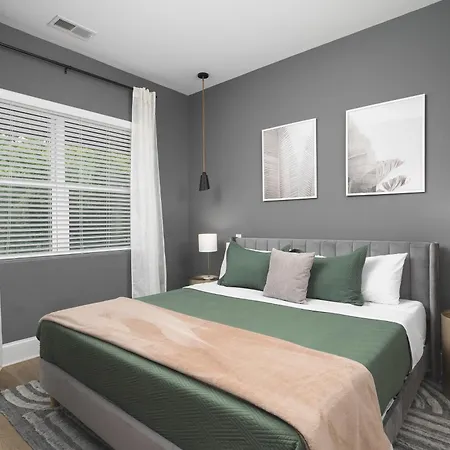 Modern Spacious With Parking By Downtown Broadway *