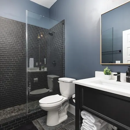 Modern Spacious With Parking By Downtown Broadway Nashville