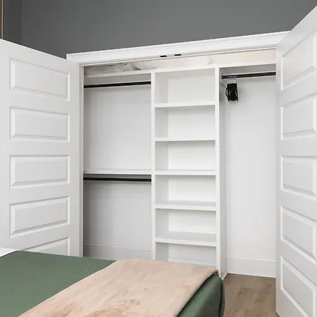 Modern Spacious With Parking By Downtown Broadway Apartment