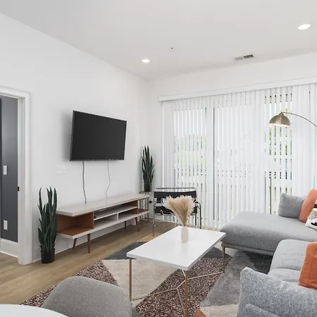 Apartment Modern Spacious With Parking By Downtown Broadway Nashville