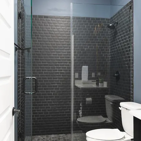 Modern Spacious With Parking By Downtown Broadway Apartment