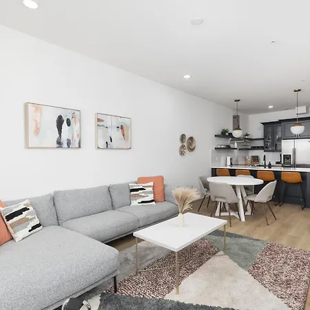 Modern Spacious With Parking By Downtown Broadway *