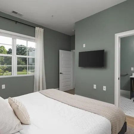 Apartment Trendy Spacious Condo, Walk To Coffee And Restaurants *