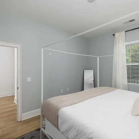 Apartment Trendy Spacious Condo, Walk To Coffee And Restaurants *