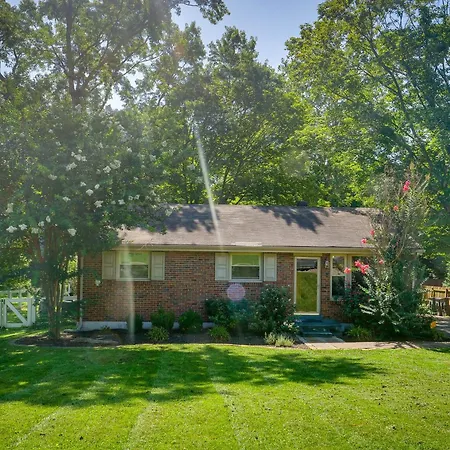 Getaway With Gazebo, 11 Mi To Downtown! Holiday home