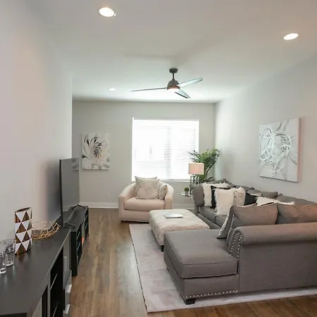 Luxury Townhome Skyline Views Mins To Dt Holiday home Nashville
