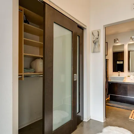 Longterm Just Across The River From Downtown- Fully Equipped For Long Term Nashville