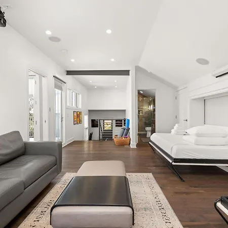 - 404 Taylor St. Holiday home