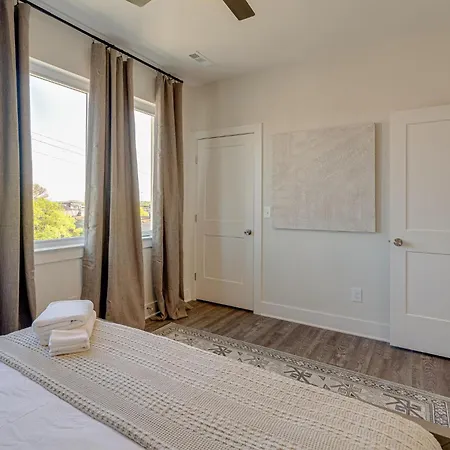 Holiday home - 5629 & 5631 Lenox Ave - Combo *