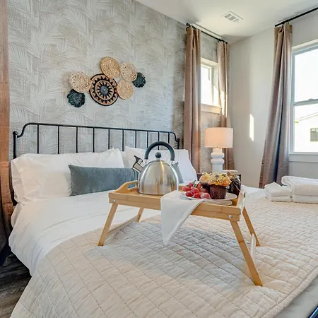Holiday home - 5629 & 5631 Lenox Ave - Combo *