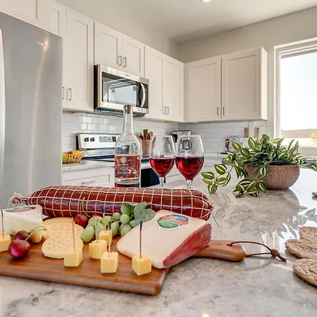 - 5623, 5625, 5627 & 5629 Lenox Ave - 4 Combo Holiday home