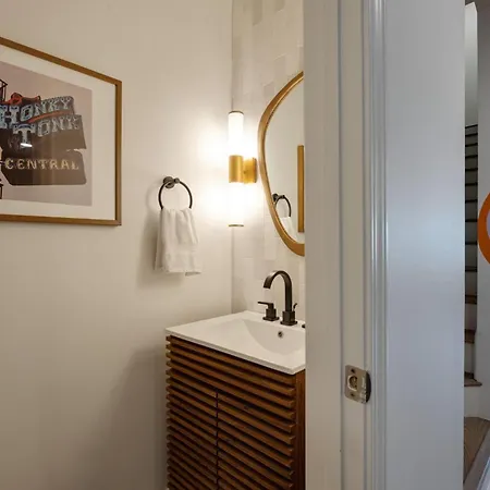 Funky Town - Walk To Broadway Holiday home