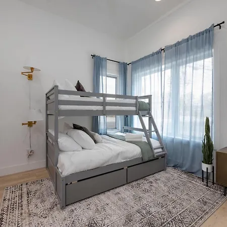 Holiday home - 1400 Napoleon St.
