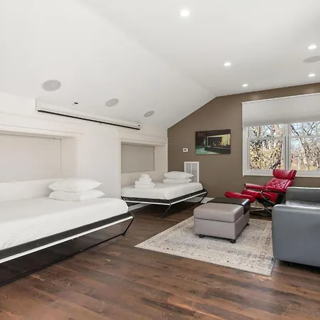 Holiday home - 404 Taylor St.