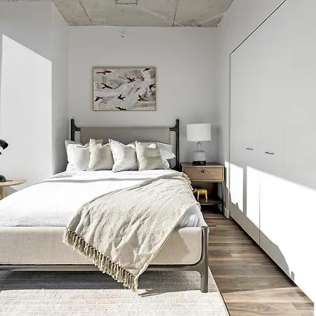 Apartment Landing Modern With Amazing Amenities