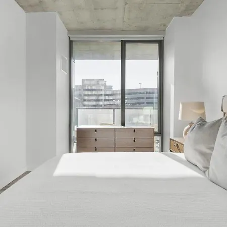 Apartment Landing Modern With Amazing Amenities *