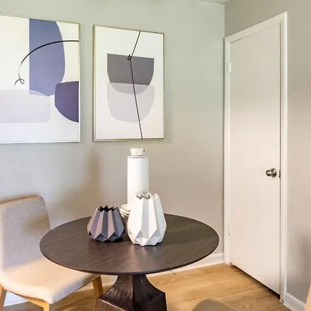 Landing Modern With Amazing Amenities *