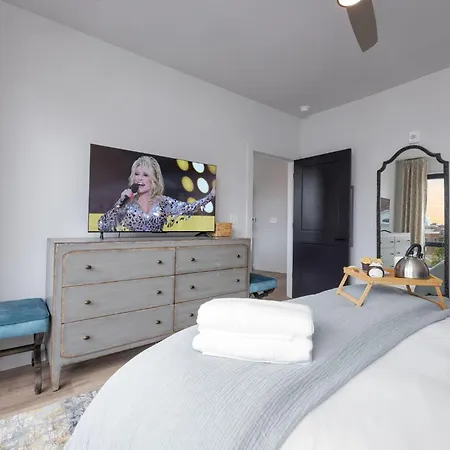 Parthenon Penthouse - Odyssey - Heart Of Midtown Holiday home